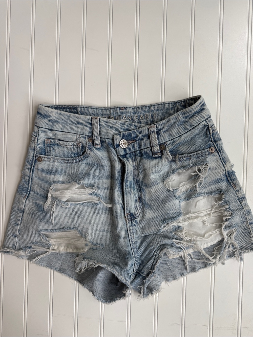 (351)American Eagle Outfitters Light Wash Distressed Denim Shorts